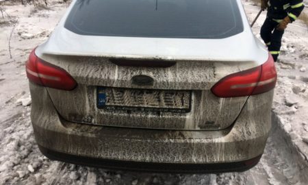 Американець на авто застряг у снігу під Дніпром: на допомогу прийшли рятувальники (фото, відео)