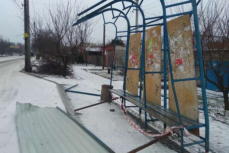 В Никополе обвалилась крыша остановки (видео)