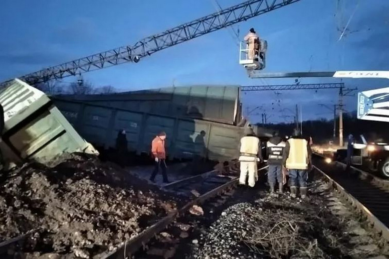 На Днепропетровщине сошли с рельс 8 вагонов: поезда задерживаются (фото)