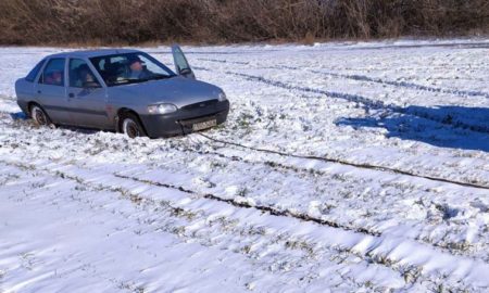 Возле Томаковки в снегу застряло авто с двумя детьми и тремя взрослыми