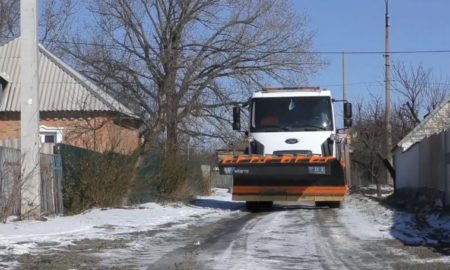На улицы Никополя высыпали 422 тонны песчано-солевой смеси (видео)