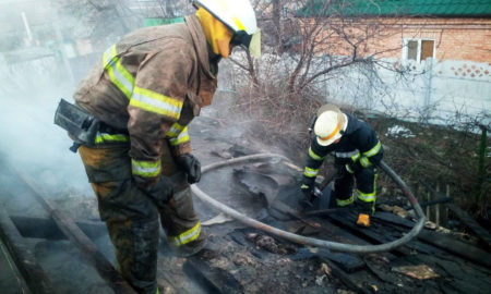 [:ru]В Никополе ночью сгорел дом (видео)[:ua]У Нікополі вночі згорів будинок (відео)[:]