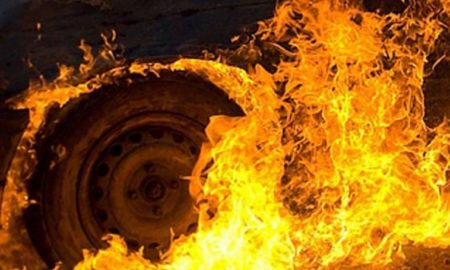 [:ru]В Марганце ночью сгорел автомобиль (видео)[:ua]У Марганці вночі згорів автомобіль (відео)[:]