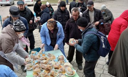 [:ru]В Покрове продолжают кормить благотворительными обедами малоимущих (фото)[:ua]У Покрові продовжують годувати благодійними обідами малозабезпечених (фото)[:]