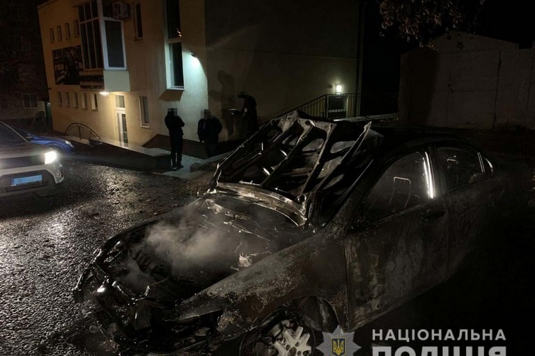 [:ru]В Никополе задержали мужчину, который на заказ поджег два авто[:ua]У Нікополі затримали чоловіка, який на замовлення спалив дві автівки[:]