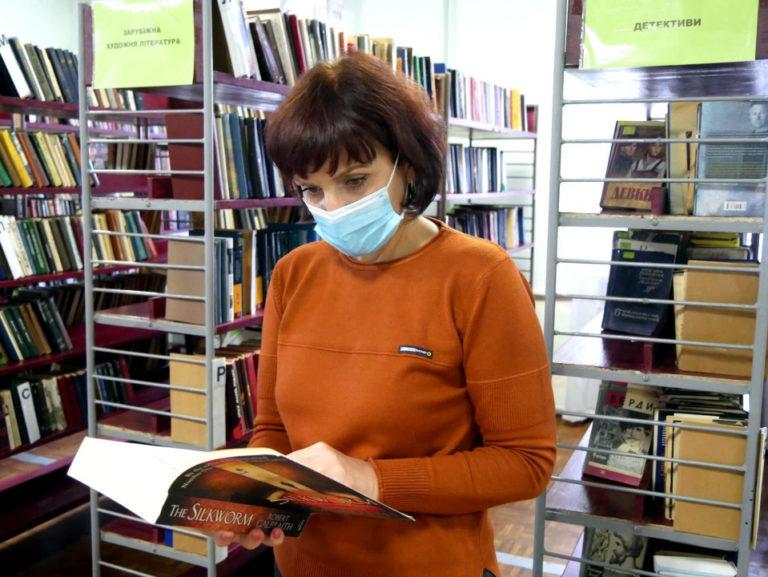 [:ru]Библиотека Покрова пополнилась англоязычной литературой[:ua]Бібліотека Покрова поповнилася англомовною літературою[:]