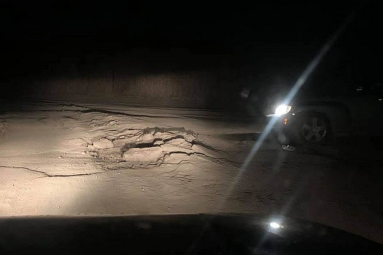 [:ru]На объездной дороге возле Никополя ночью автомобиль попал в ловушку (фото)[:ua]На об'їзній дорозі біля Нікополя авто потрапило у пастку (фото)[:]