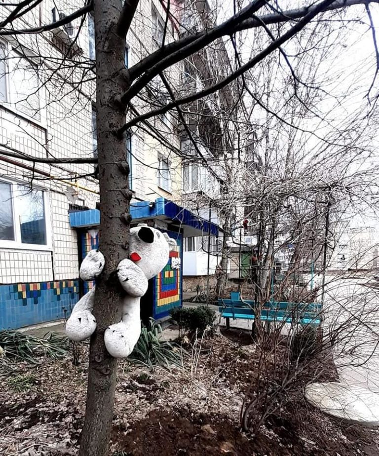 [:ru]Тедди-арт в Марганце: люди массово прибивают к деревьям мягкие игрушки (фото)[:ua]Тедді-арт у Марганці: люди масово прибивають до дерев м'які іграшки (фото)[:]