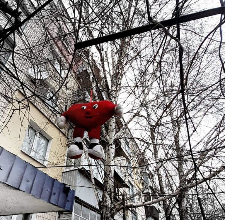 [:ru]Тедди-арт в Марганце: люди массово прибивают к деревьям мягкие игрушки (фото)[:ua]Тедді-арт у Марганці: люди масово прибивають до дерев м'які іграшки (фото)[:]