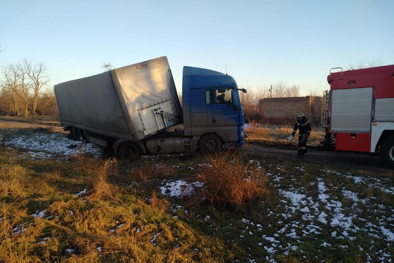 [:ru]В Покрове из болота тянули грузовик[:ua]В Покрові із багнюки тягнули вантажіку[:]