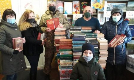 [:ru]Никопольская семья подарила 400 книг библиотеке на Херсонщине[:ua]Нікопольська родина подарувала 400 книг бібліотеці на Херсонщині[:]