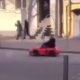 [:ru]ВИДЕО - В Днепре мужчина катался на детском автомобиле по центральным улицам[:ua]ВІДЕО - У Дніпрі чоловік катався на дитячому авто центральними вулицями[:]