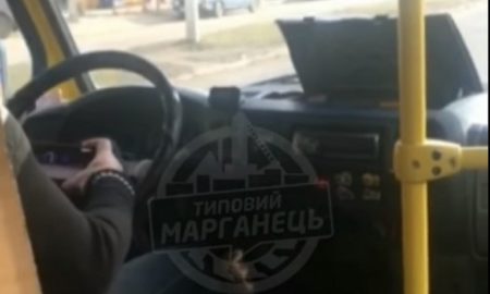 [:ru]В Марганце водитель маршрутки за рулем смотрел концерт (видео)[:ua]У Марганці водій маршрутки за кермом дивився концерт (відео)[:]
