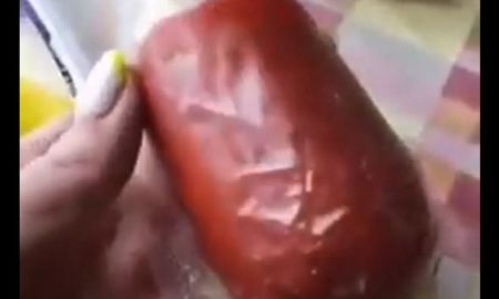 [:ru]В Никополе девушка купила в АТБ колбасу с иголкой (видео)[:ua]У Нікополі дівчина придбала в АТБ ковбасу з голкою (відео)[:]
