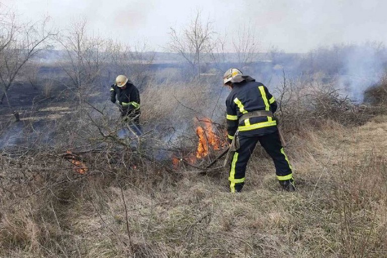 [:ru]В Покрове произошел пожар на открытой территории (фото, видео)[:ua]В Покрові сталася пожежа на відкритій території (фото, відео)[:]