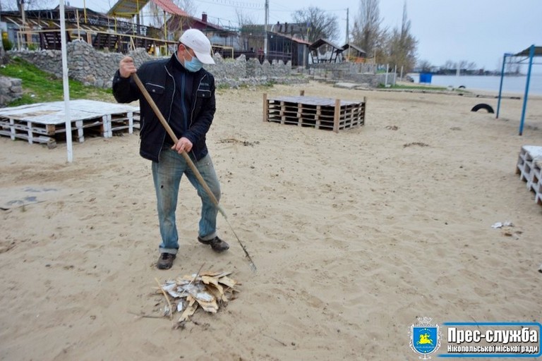 [:ru]В Никополе убрали 28 тысяч квадратных метров пляжа (фото)[:ua]У Нікополі прибрали 28 тисяч квадратних метрів пляжу (фото)[:]