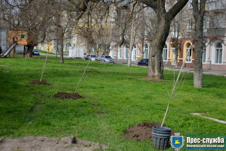 [:ru]В старой части Никополя сегодня высадили десятки деревьев (фото)[:ua]У старій частині Нікополя сьогодні висадили десятки дерев (фото)[:]