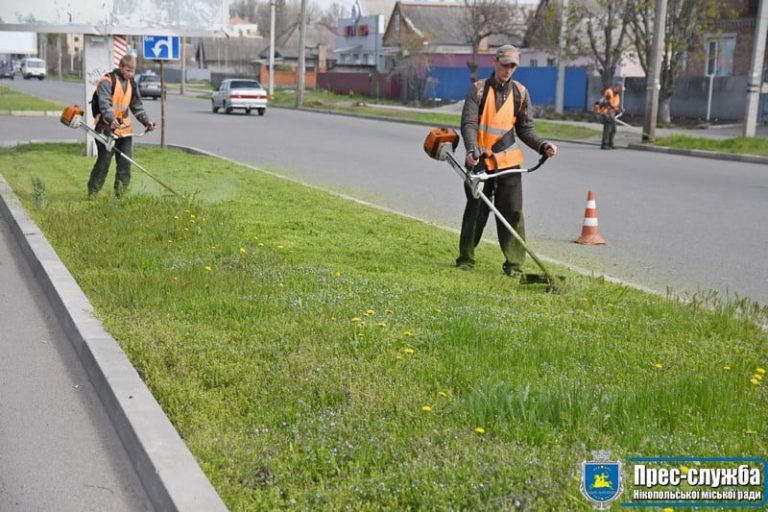 [:ru]В Никополе коммунальщики начали косить траву (фото)[:ua]У Нікополі комунальники почали косити траву (фото)[:]