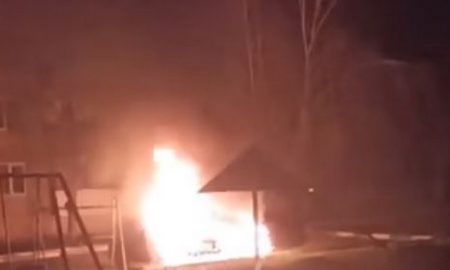 [:ru]В Марганце ночью сгорели два автомобиля: видео момента взрыва[:ua]У Марганці вночі згоріли два автомобілі: відео моменту вибуху[:]