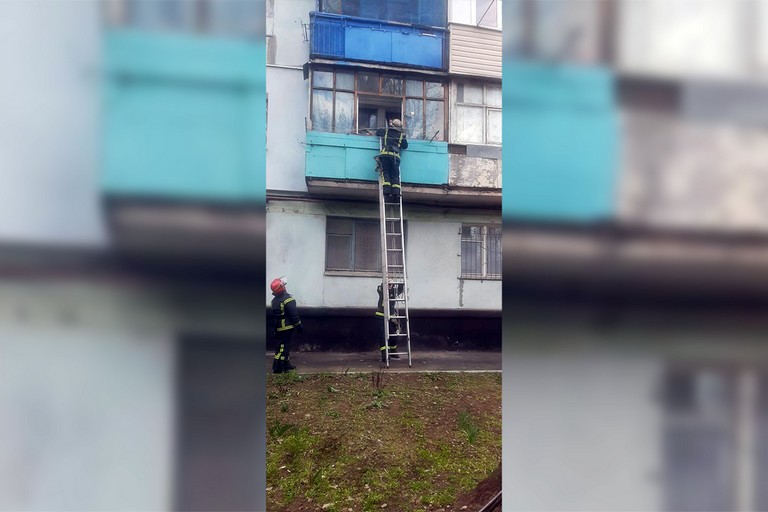 [:ru]Мама на балконе, а младенец в квартире - в Покрове провели спасательную операцию[:ua]Мама на балконі, а немовля в квартирі – в Покрові провели рятувальну операцію[:]