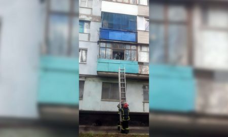 [:ru]Мама на балконе, а младенец в квартире - в Покрове провели спасательную операцию[:ua]Мама на балконі, а немовля в квартирі – в Покрові провели рятувальну операцію[:]