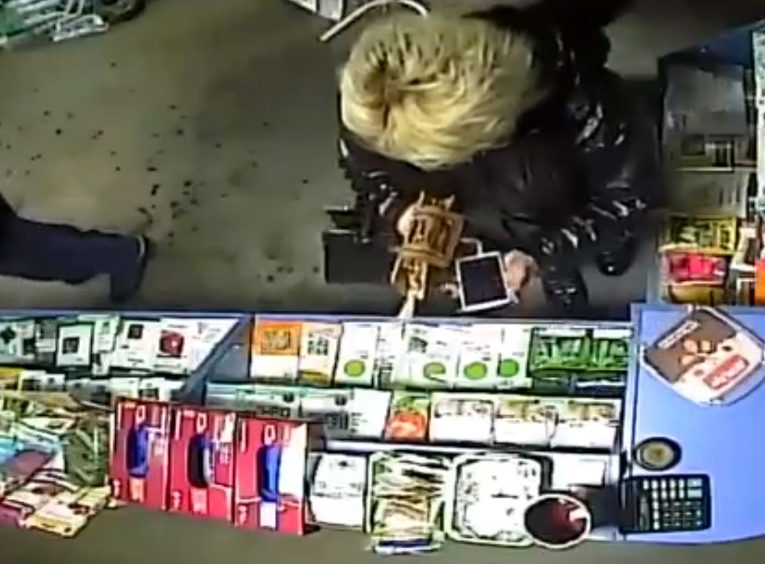 [:ru]В Покрове покупательница положила в карман телефон продавца и ушла (видео)[:ua]У Покрові жінка-покупець поклала телефон продавця до кишені і пішла (відео)[:]
