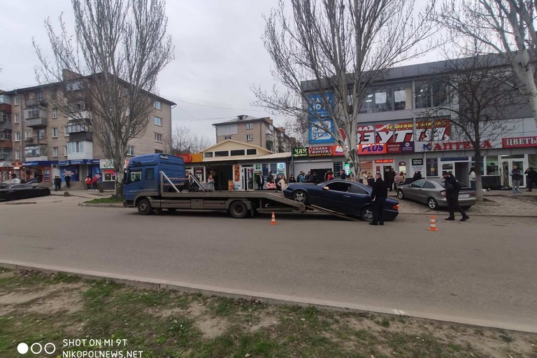 [:ru]Что происходит сейчас в центре Никополя, где полиция стреляла по авто (фото)[:ua]Що відбувається зараз в центрі Нікополя, де поліція стріляла по авто (фото)[:]