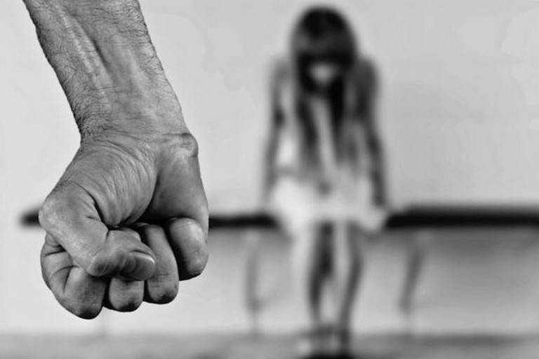 [:ru]В Каменском отец изнасиловал 13-летнюю дочь[:ua]У Кам’янському батько зґвалтував 13-річну дівчинку[:]