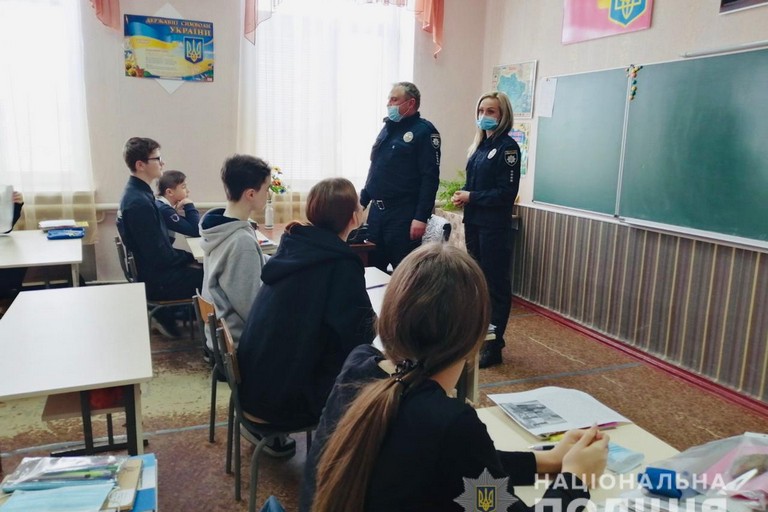 [:ru]В Никополе полицейские рассказали школьникам об опасностях Интернета[:ua]У Нікополі поліцейські розповіли школярам про небезпеку Інтернету[:]
