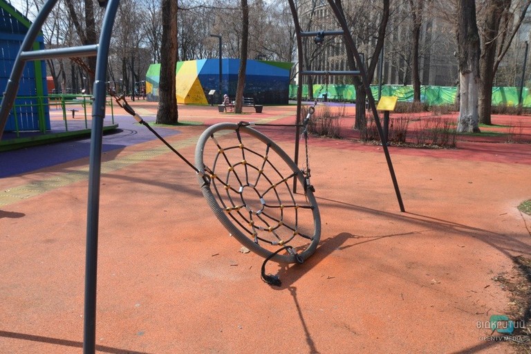 [:ru]Вандалы уничтожили единственный в Украине инклюзивный парк в Днепре (фото)[:ua]Вандали знищили єдиний в Україні інклюзивний парк у Дніпрі (фото)[:]