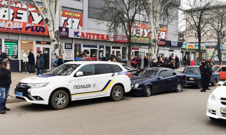 [:ru]Стрельба в центре Никополя 13 апреля: полиция останавливала автомобиль (фото, видео)[:ua]Стрілянина в центрі Нікополя 13 квітня: поліція намагалась зупинити авто (фото, відео) [:]