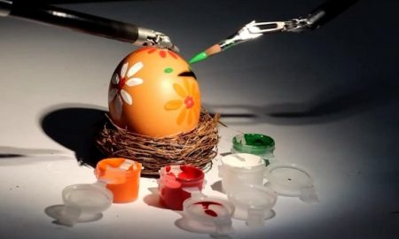 [:ru]В Днепре робот-хирург расписал пасхальные яйца (видео)[:ua]У Дніпрі робот-хірург розписав великодні писанки (відео)[:]