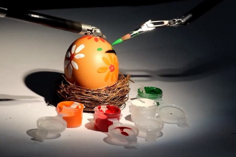 [:ru]В Днепре робот-хирург расписал пасхальные яйца (видео)[:ua]У Дніпрі робот-хірург розписав великодні писанки (відео)[:]