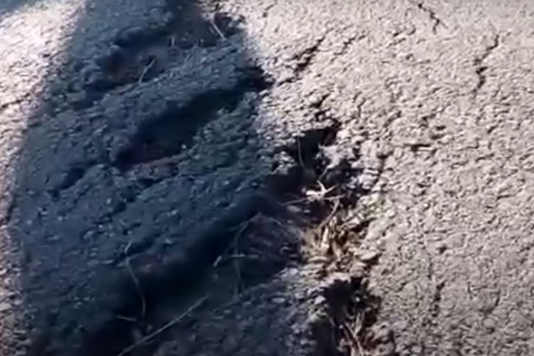 Недавно отремонтированная трасса Днепр-Никополь начала разрушаться (видео)