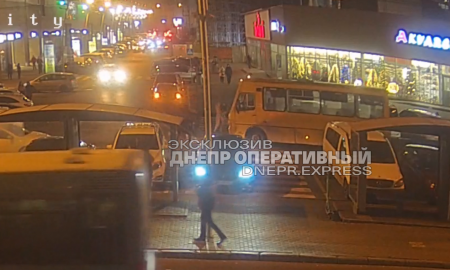 Видео момента: в Днепре автобус сбил семью
