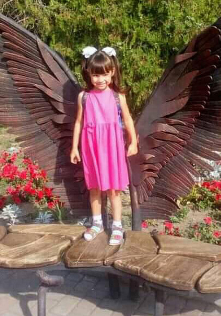 [:ru]6-летняя Каролина из Никополя, попавшая под колеса авто, умерла[:ua]6-річна Кароліна з Нікополя, яка потрапила під колеса авто, померла[:]