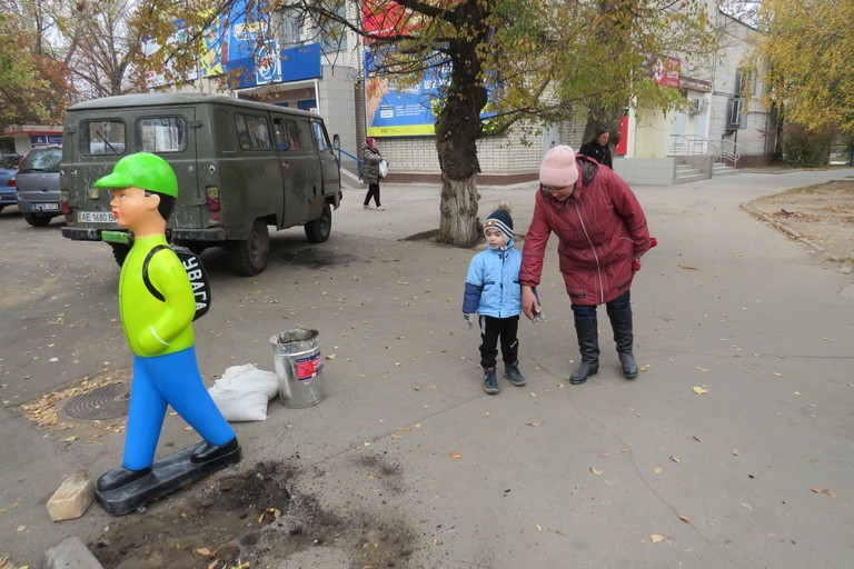 [:ru]Пластиковые «школьники» в Никополе появились еще возле двух учебных заведений[:ua]Пластикові «школярі» у Нікополі з'явилися ще біля двох навчальних закладів[:]
