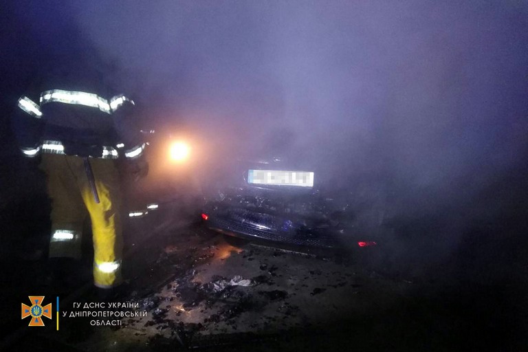 В Чкалово возле Никополя сгорел автомобиль в гараже