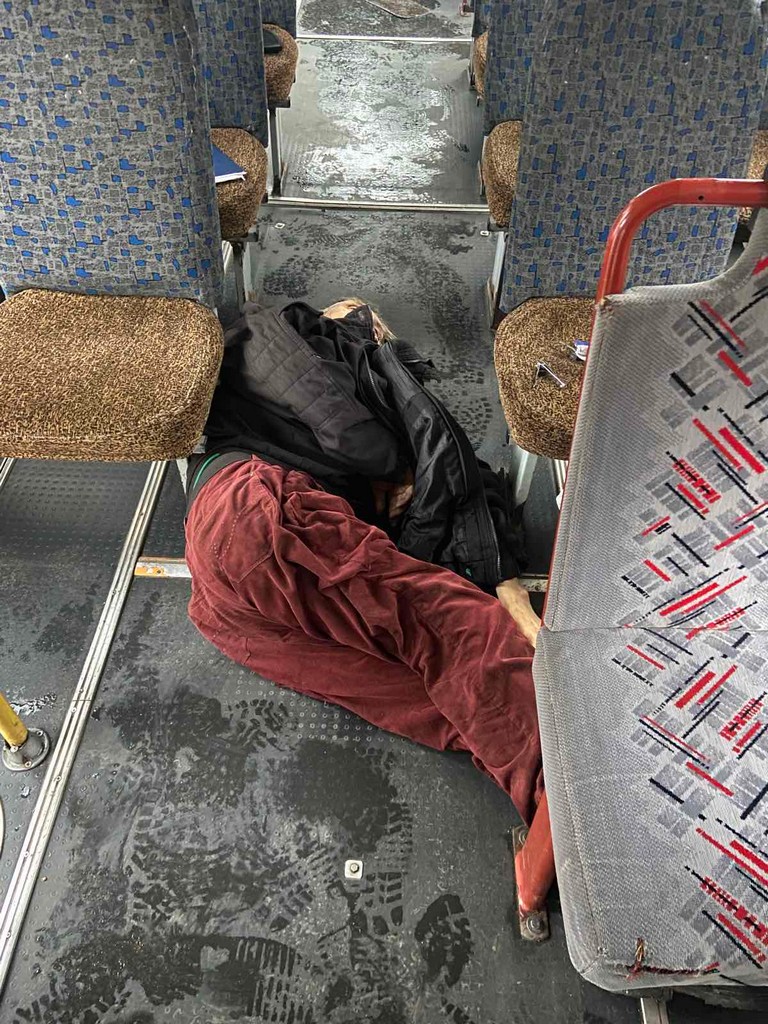 В Никополе в автобусе умер мужчина: помогите опознать! (фото)