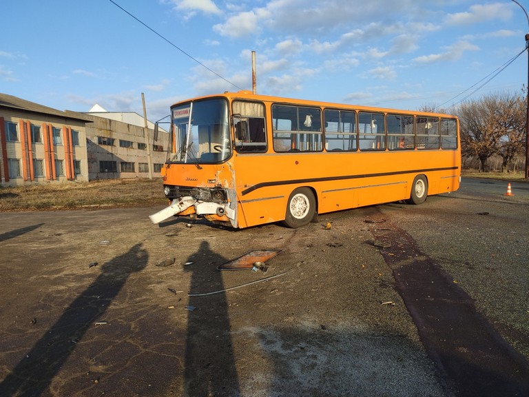 В Никополе произошло смертельное ДТП с автобусом НЗФ и легковушкой (фото)