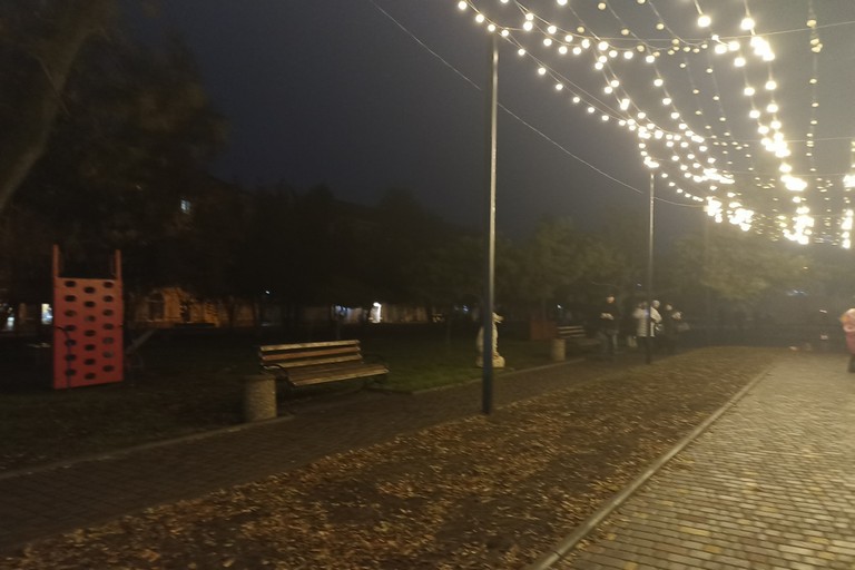 Як виглядає стара частина Нікополя ввечері під час дощу (фото)