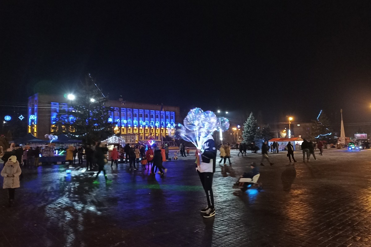Що відбувається біля головної ялинки Нікополя святковим вечором 25 грудня