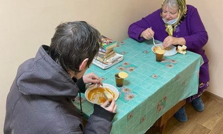 В Никополе бездомных кормят