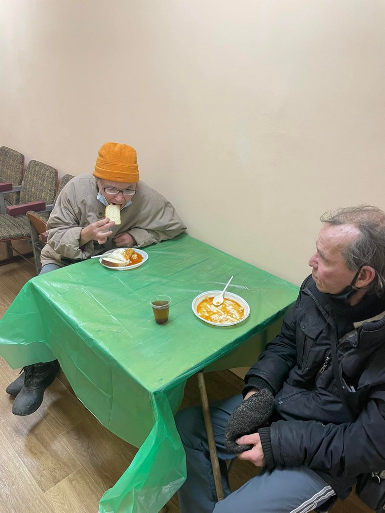 В Никополе бездомных кормят горячими обедами (фото)