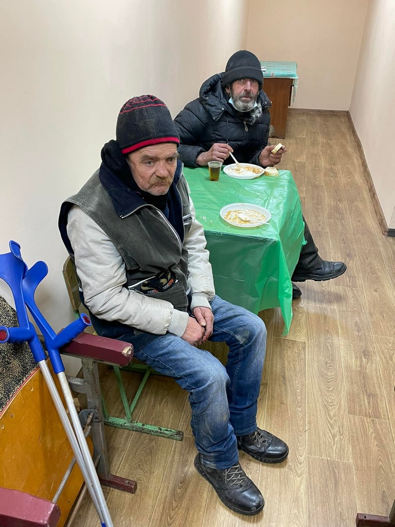 В Никополе бездомных кормят горячими обедами (фото)
