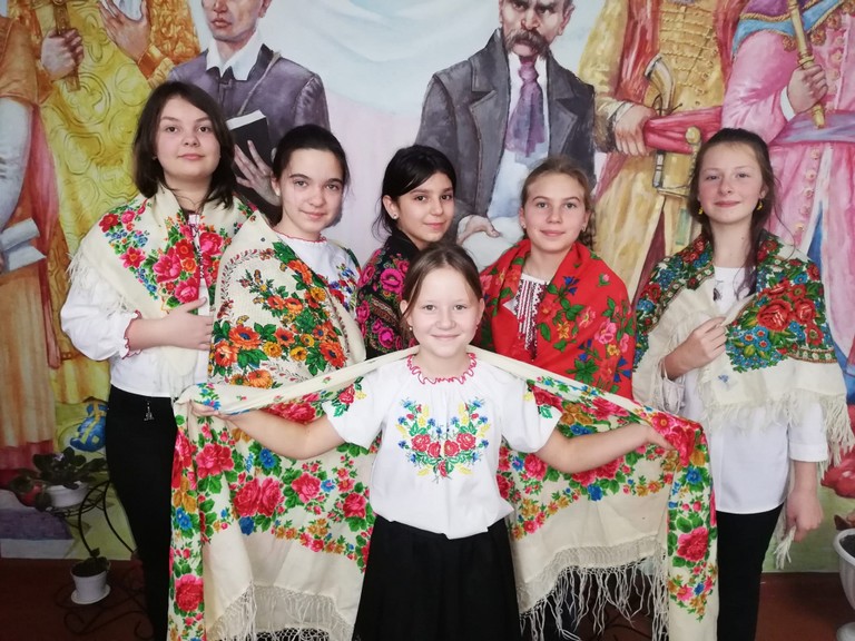 У Покрові святкують День української хустки - фото