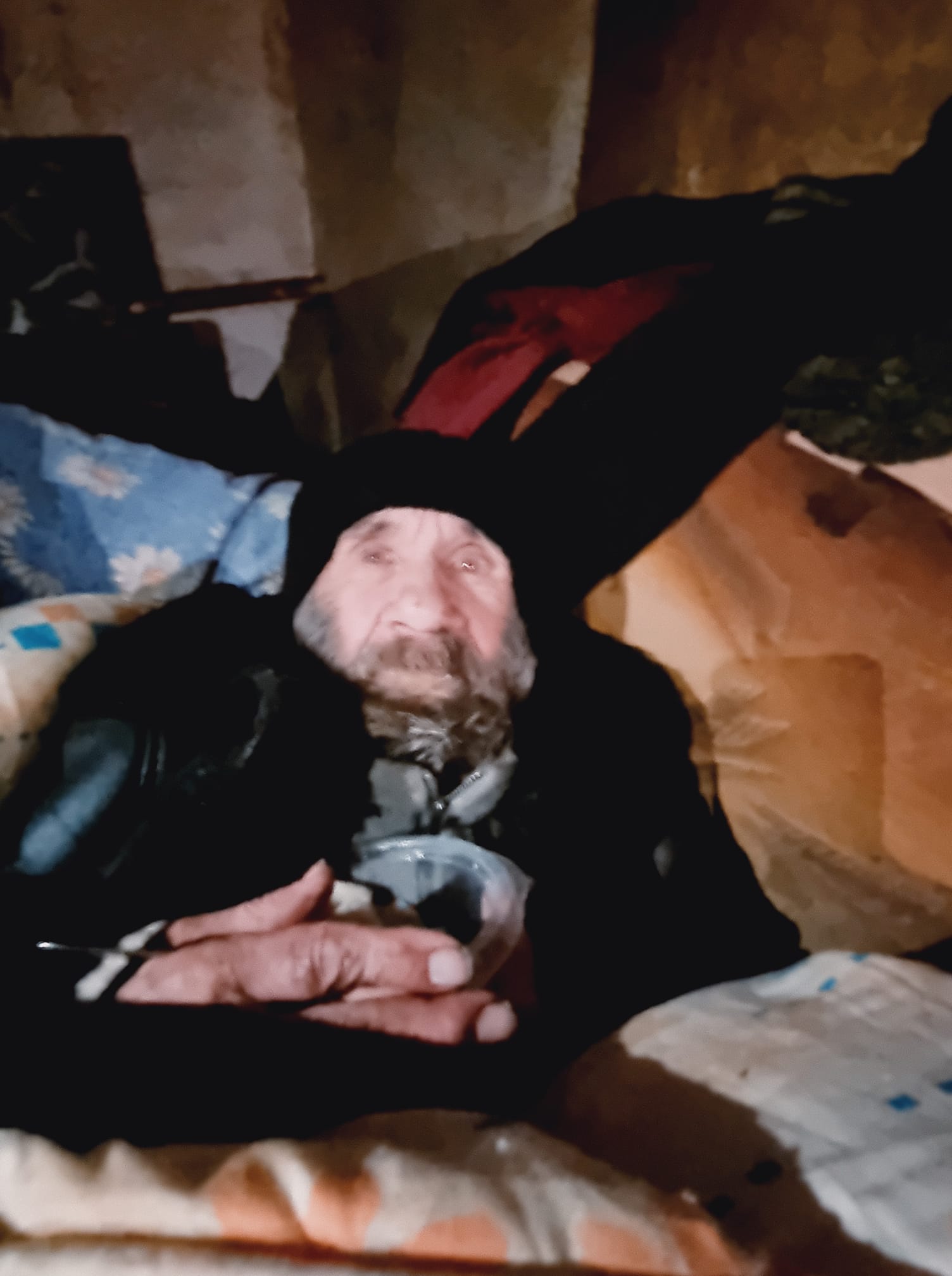 Без світла, газу і води: у Нікополі добрі люди рятують дідуся, який ледь не замерз у своєму будинку