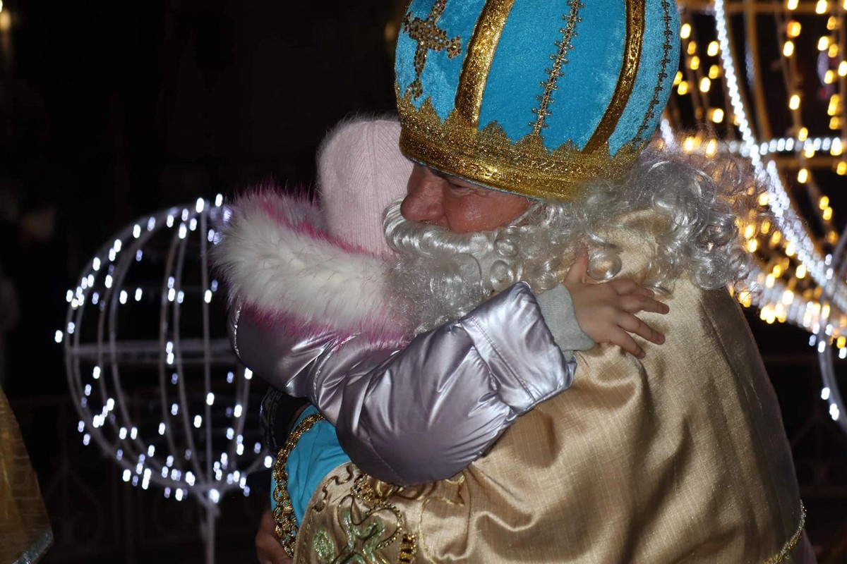 Как в Покрове и Марганце открывали новогодние елки (фото, видео)