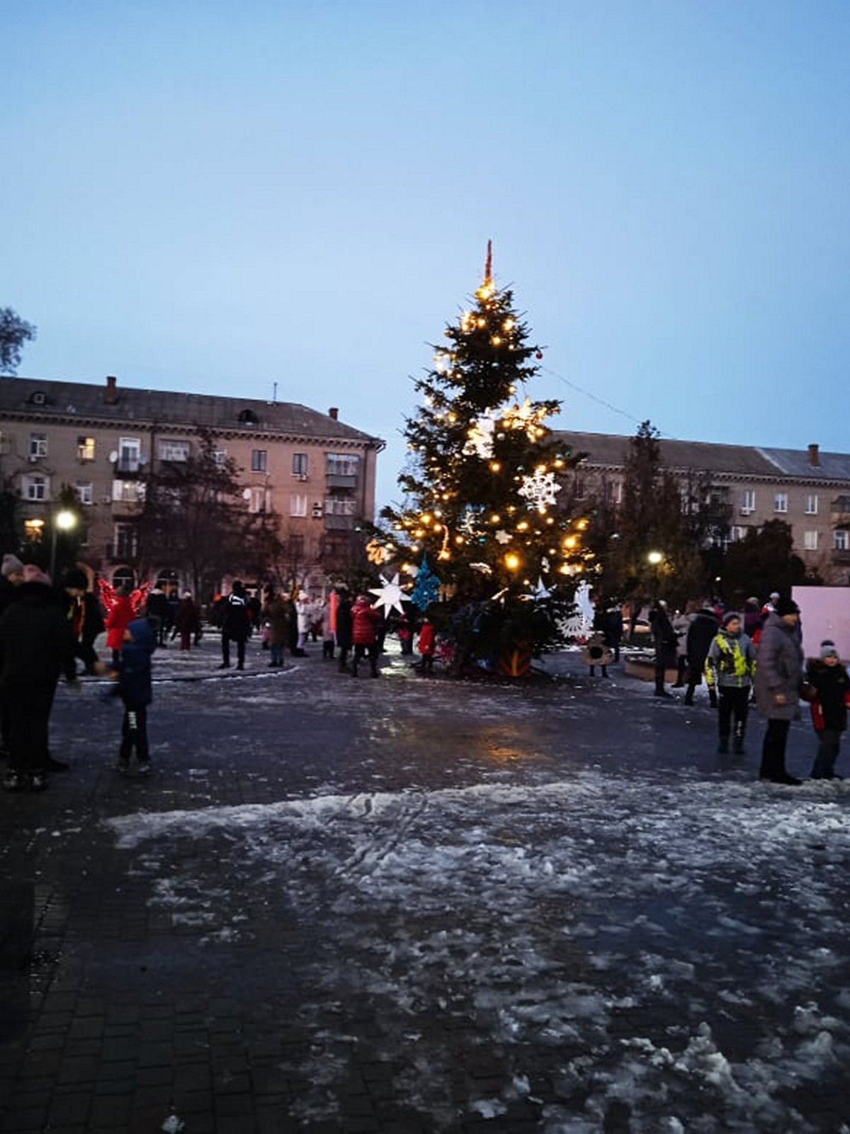 Зажглись огни на новогодней елке в старой части Никополя (фото)