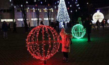 в Покрове и Марганце открывали новогодние